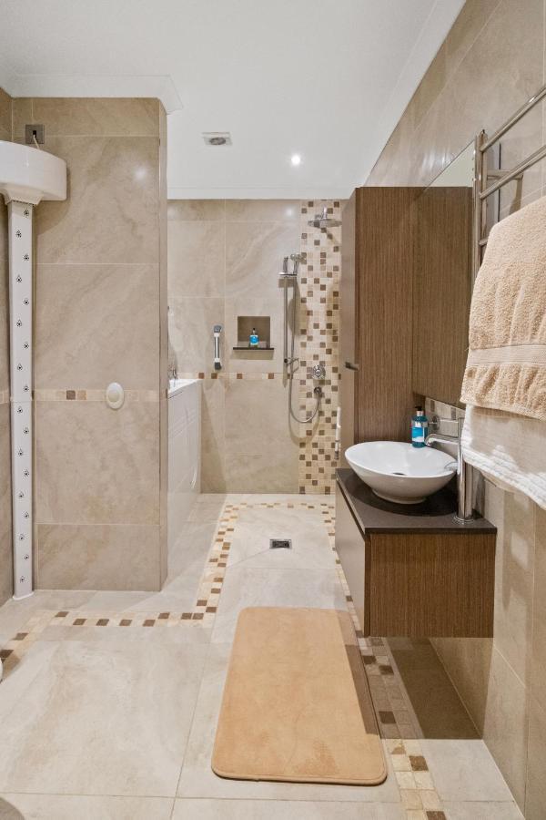 The Lodge - Studio Apartment'S Castel Екстер'єр фото